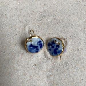 Oorbellen Lace Delft Blue met haakje 15 mm