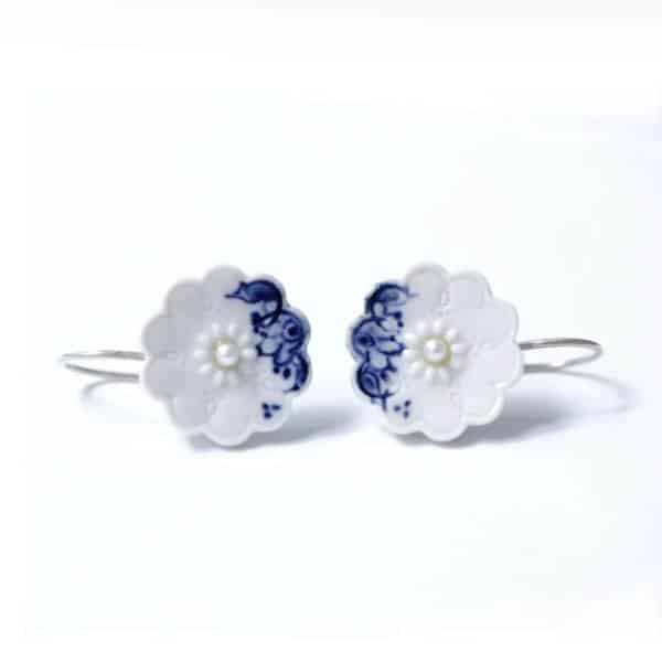 Oorbellen Delfts blauw met witte parel